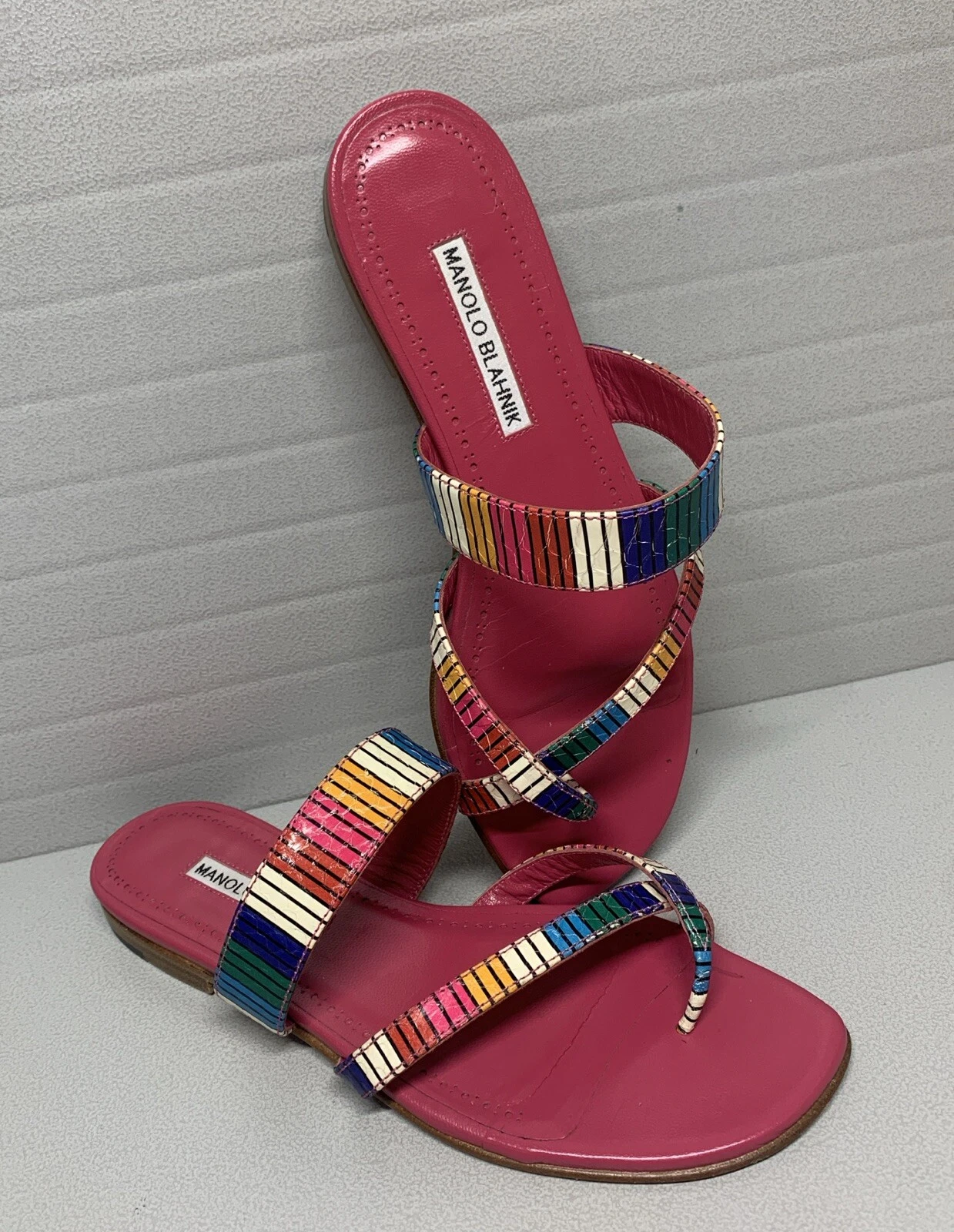 MBT Sandali Manolo Blahnik Rainbow Susa taglia 38 US 7 sottopiede rosa