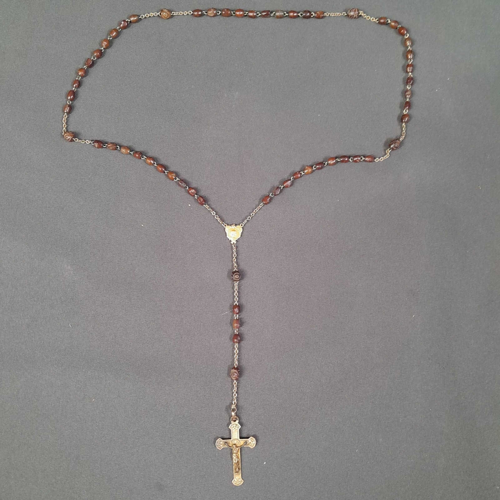 R-445. ANTIGUO ROSARIO CON CUENTAS DE MADERA TALLADAS Y CRUCIFIJO DE METAL DORAD