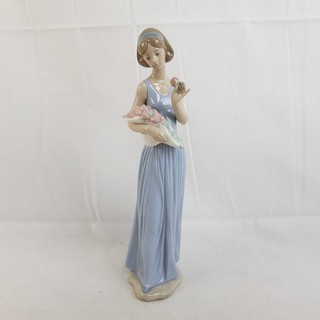 Nao Lladro My Little Bouquet Figurine 13 Inch 1350