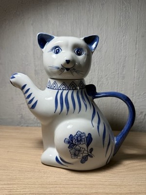 Teekanne in Katzenform aus handbemaltem Porzellan