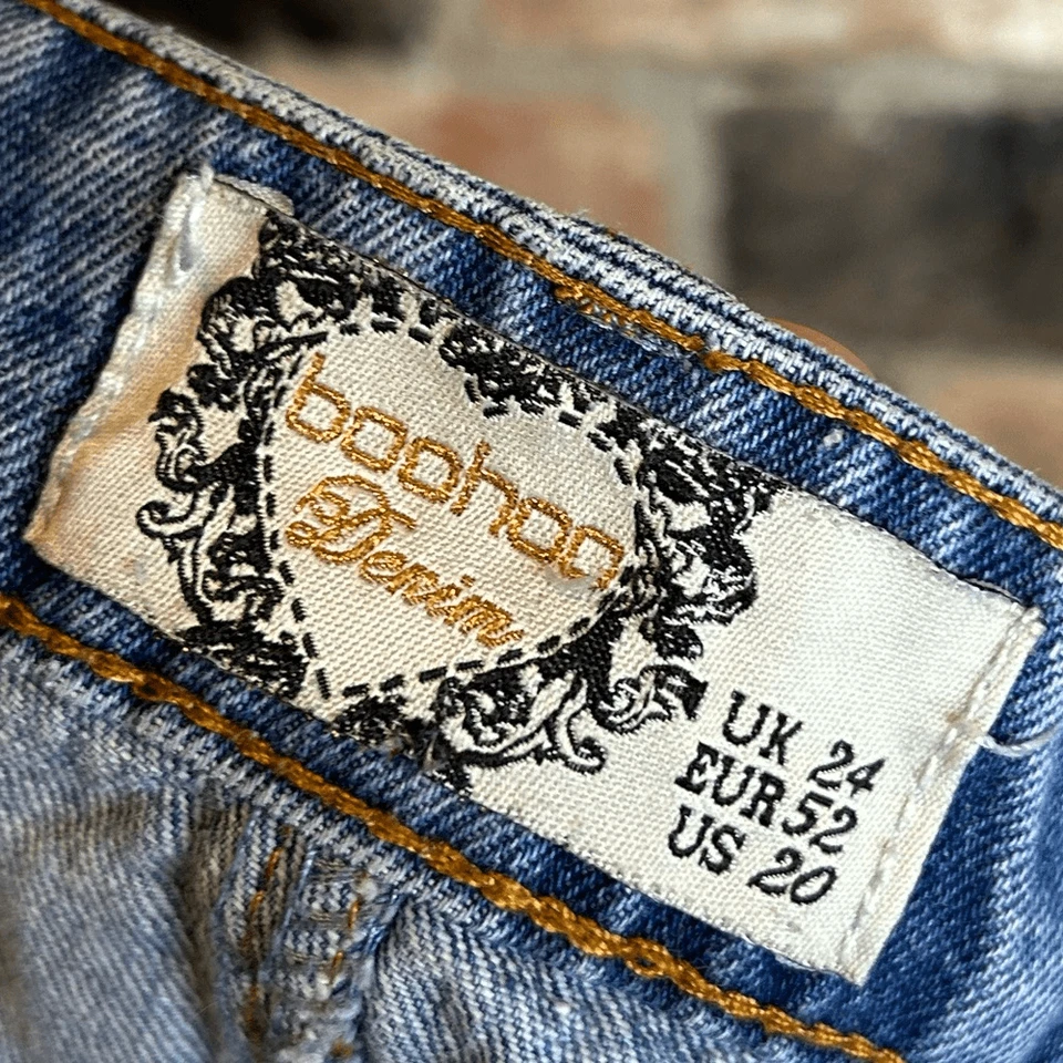 Pantalones cortos de mezclilla Boohoo desgastados con dobladillo crudo talla 20 de Estados Unidos Foto 3 de 4