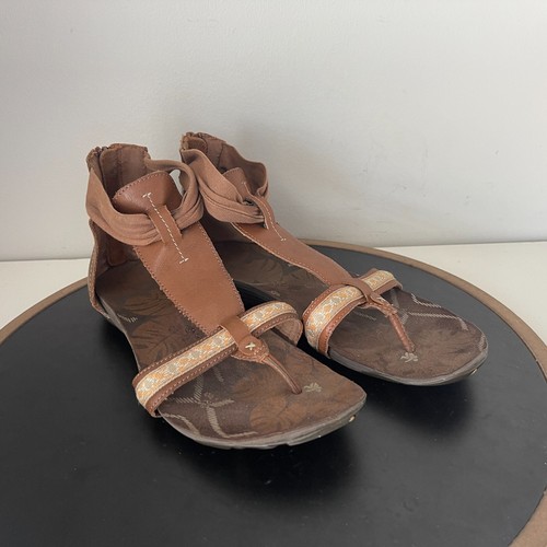 Cushe sandalo gladiatore perizoma quadrifoglio donna taglia 8 marrone ballerine con zip - Foto 2 di 13