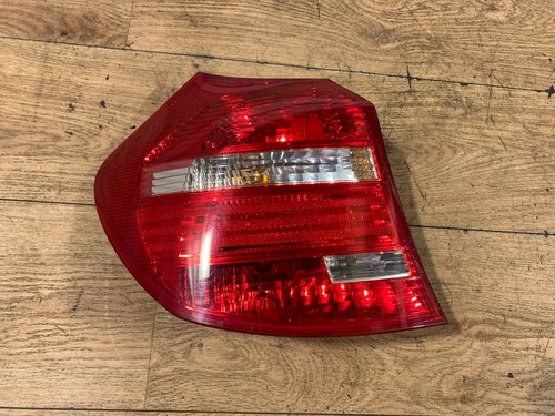 BMW E81 E87 LCI Baujahr 2009 Rücklicht Rückleuchte links + Lampenträger 7154955