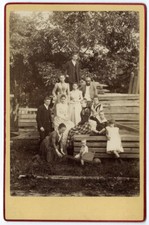 photo cdv c.1870 - Groupe famille en extérieur - enfant brouette XIXe