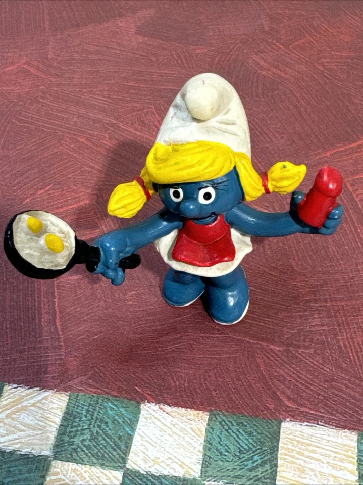 1978 Smurf WITH CAKE, 1983 SMURFETTE FRYING EGGS, TASTE TEST, BAKING, STIRRING - Image 2 of 4