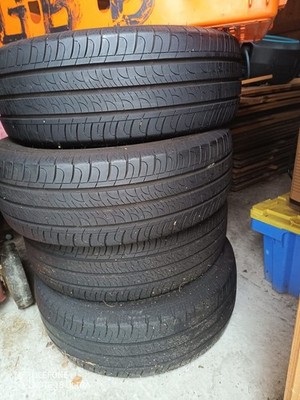 4x Michelin Efficient Grip cargo in der Größe 215/60 R17.