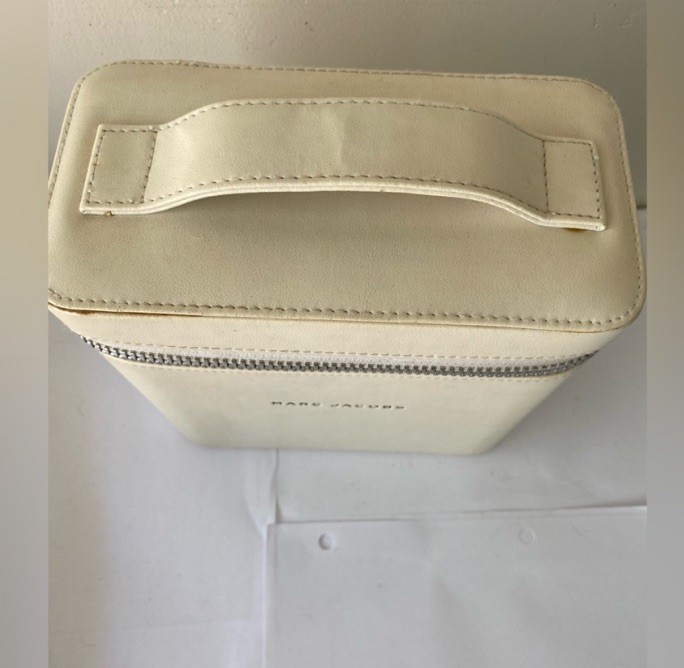 MARC JACOBS Parfums Cream Faux Leather Train Case Travel Vanity Organizer