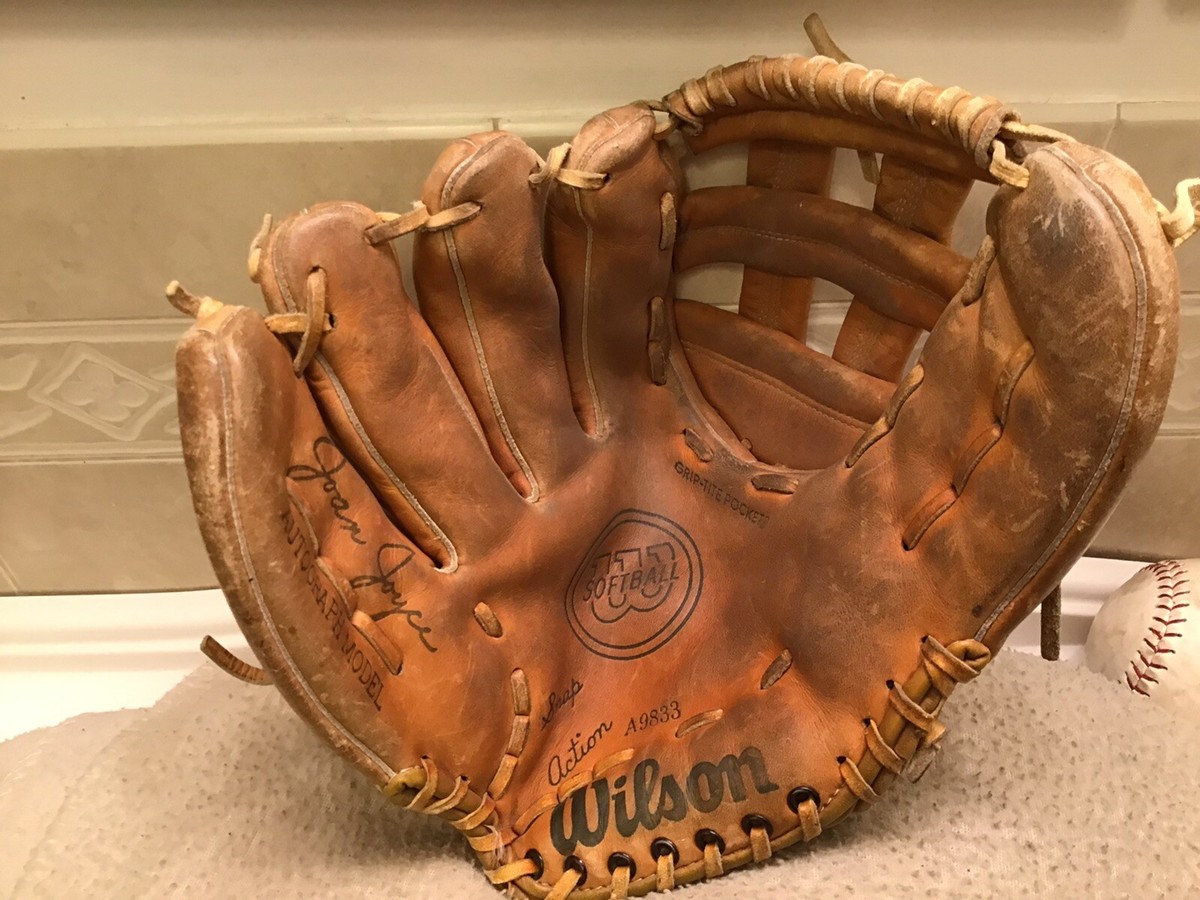 Wilson A9833 12” Joan Joyce Baseball Softball Pitchers Glove