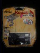 Cámara fotográfica vintage Kodak Advantix F310 APS púrpura sellada pero las baterías están defectuosas