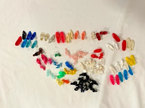 LARGE LOT VINTAGE MATTEL BARBIE DOLL SHOES HEELS FLATS (23)