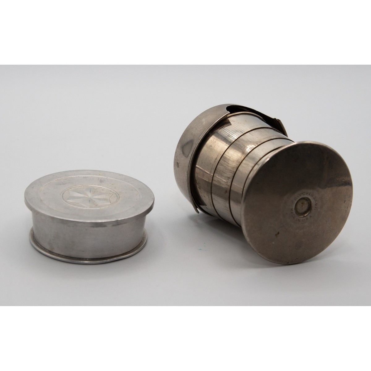 2 Tasses Pliables Vintage – Métal Argent – Fabriquées USA (1897)