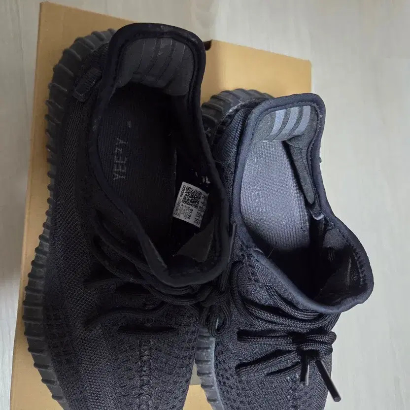 Adidas Yeezy Boost 350 V2 Black Sneakers - Pre-Owned thumbnail 7