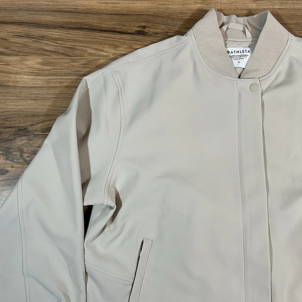 Chaqueta corta Athleta Endless Bomber para mujer mediana | bronceada | ajuste relajado Foto 2 de 4