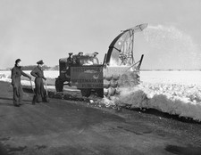 SNOW CLEARING MACHINE RAF SWINDERBY LINCOLNSHIRE 1944 8.5X11 PHOTO