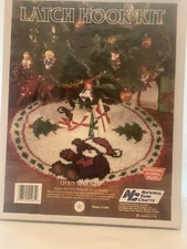 NIB Christmas Tree Skirt Latch Hook Kit CH875 Santas Helper National Yarn Crafts