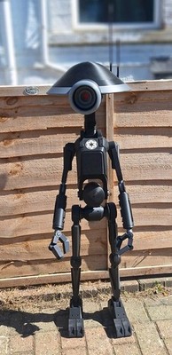 3D gedruckte Pit Droid Figur in Originalgröße.  Bausatz Form mit Verschlüssen.