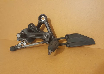 KTM Duke 125 200 390 Fußrastenanlage Pedal Links Left ab 2017-2023 OEM Original