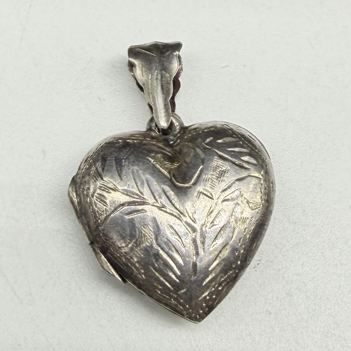 Engraved Leaf Pattern Sterling Silver VTG Puffy H… - image 1