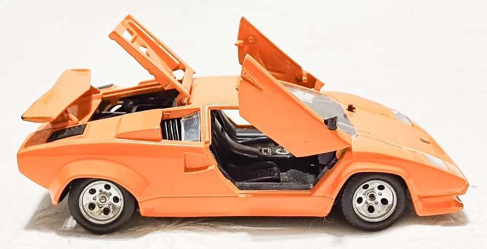 Burago Lamborghini Countach (1988). Scala 1/24. 3 aperture funzionanti. M. buona - Immagine 2 di 4