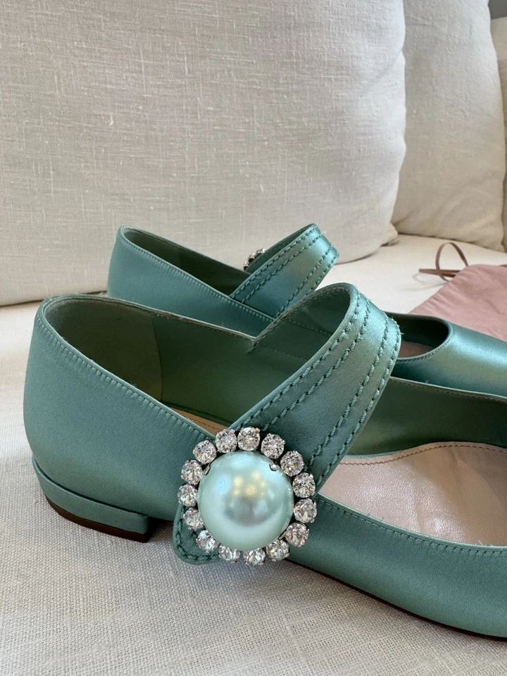 Pisos planos de ballet Miu Miu azul marino satinado Mary Jane adornados punta Foto 3 de 4