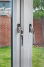 Yale Universal Window Handles, fits Right/Left Handed windows, twin pack