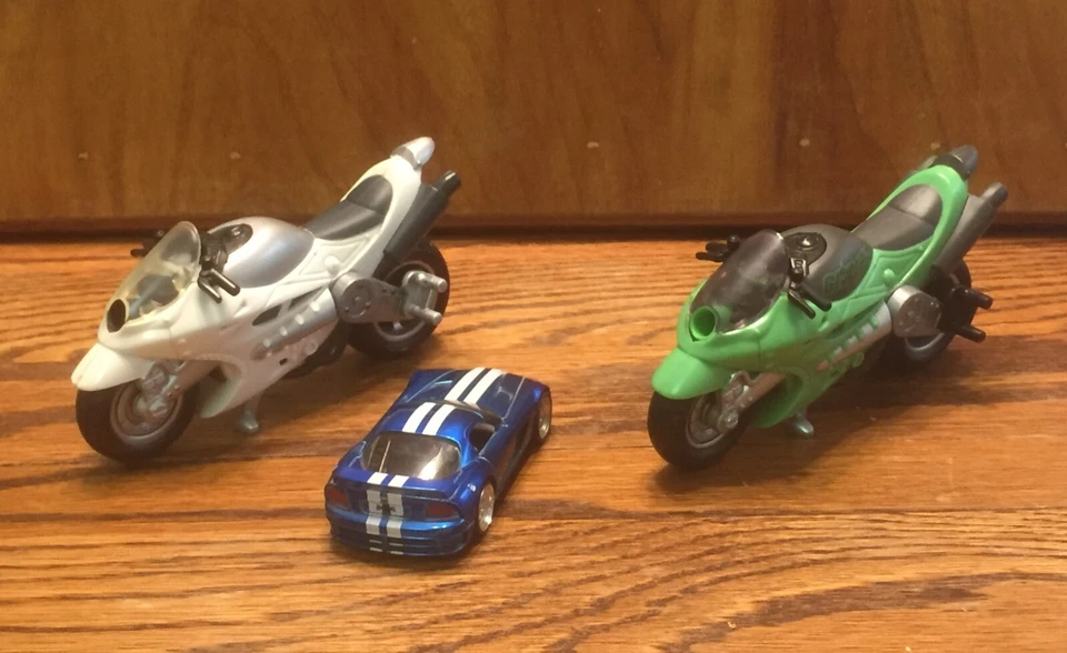 3 vehículos dicast - 2 motocicletas y 1 Shelby Foto 2 de 4