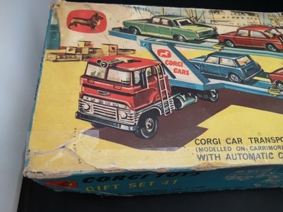 CORGI TOYS GIFT SET No41 CORGI CAR TRANSPORTER WITH SIX CARS WITH