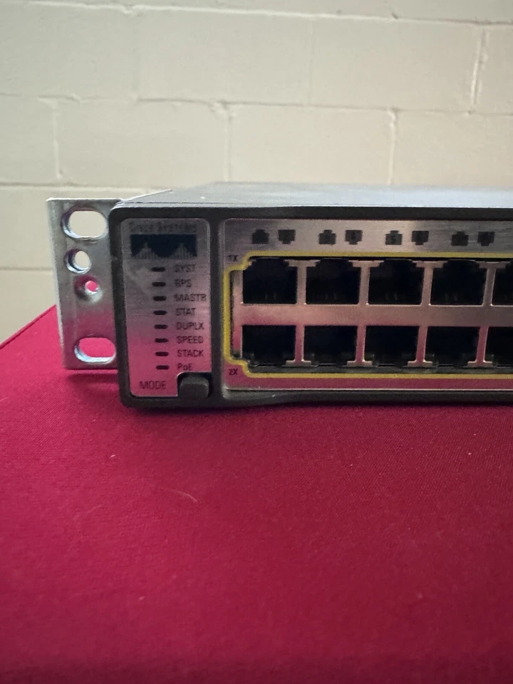 Conmutador Cisco Catalyst 3750 Series PoE-48 WS-C3750-48PS-S V08, con orejas de rack Foto 2 de 3