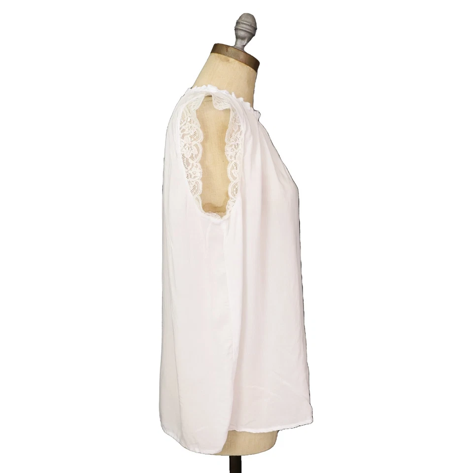 Blusa VELVET By Graham & Spencer con Volantes M Blanco Detalle de Encaje Ligera Usada en Excelente Condición B1 Foto 2 de 4