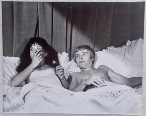 1970 SCARS OF DRACULA - Press Photo 10x8 - Christopher Lee, Jenny Hanley - #2 - Imagen 2 de 3