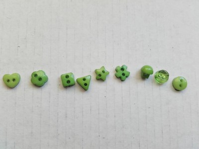20 grüne kleine Sindy Barbie Puppe Knöpfe 6 mm Herz quadratisch rund Dreieck Blume