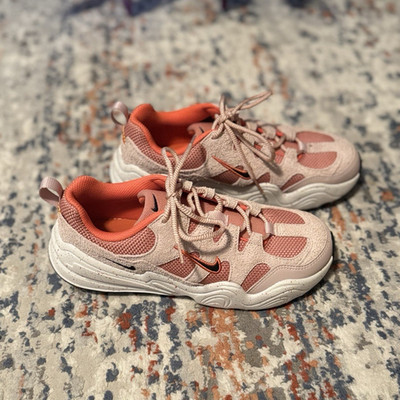 Nike Tech Hera sneakers in orange and pink US7.5, 24.5 cm