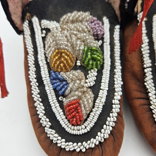 Mocasines nativos americanos iroqueses de 1920 florales con cuentas de piel con tela Niágara - Imagen 5 de 11