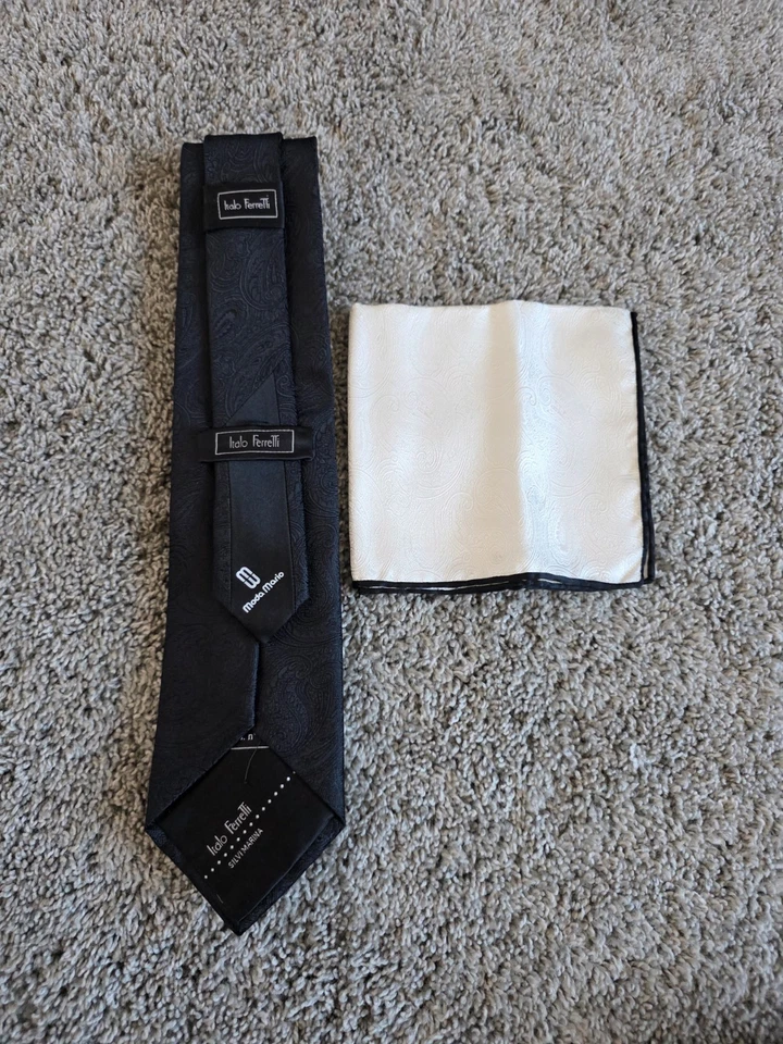 Nuevo ITALO FERRETTI Seda Para Hombre Cuello Corbata Bolsillo Cuadrado Conjunto PAISLEY Negro Blanco Nuevo en Caja Foto 2 de 4