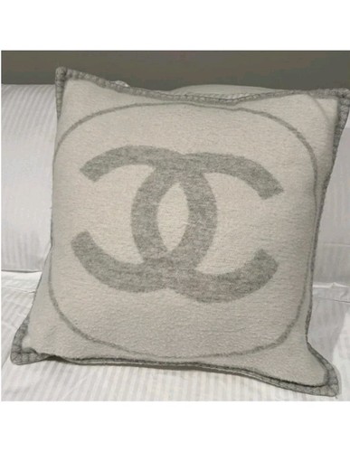 CHANEL CC LOGO CASHMERE WOOL BEIGE / GREY THROW PILLOW AS NEW COVERS INCLUDED - Picture 1 of 12