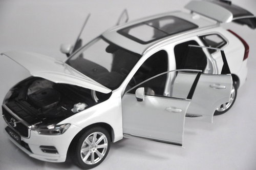 Volvo XC 60 2018 modellino SUV colore bianco 1/18 - Foto 3 di 8