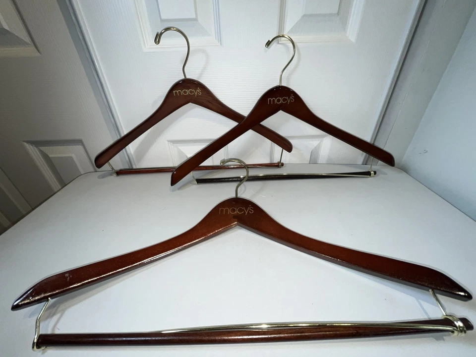 Perchas de madera Macys para trajes de pantalón y chaquetas 3 piezas madera oscura y dorada Foto 4 de 4
