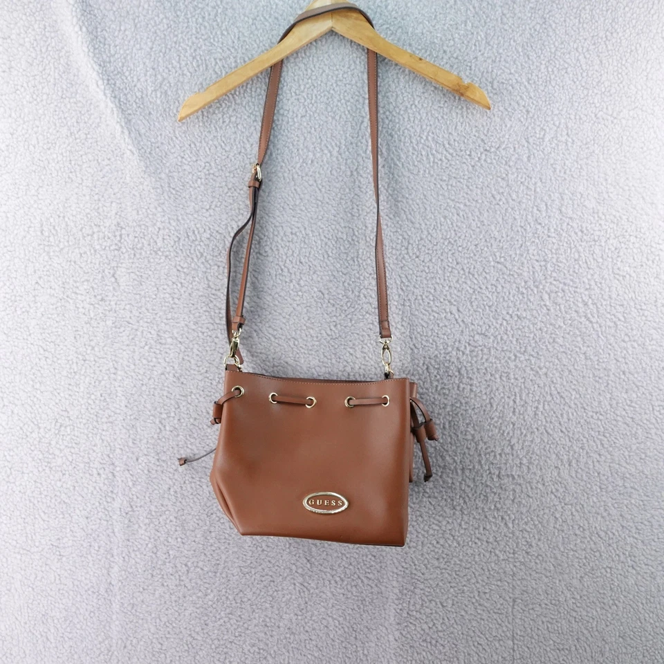 Bolsa balde Guess marrom couro sintético alça conversível corrente dourada detalhes - Imagem 2 de 4