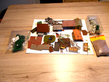 Konvolut HO  Mühle Häuser  und Streumaterial  Tannen