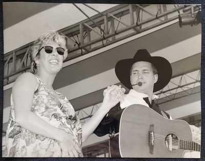 1992 Garth Brooks Pregnant Wife Nashville Concert 7x9 Press Photograph