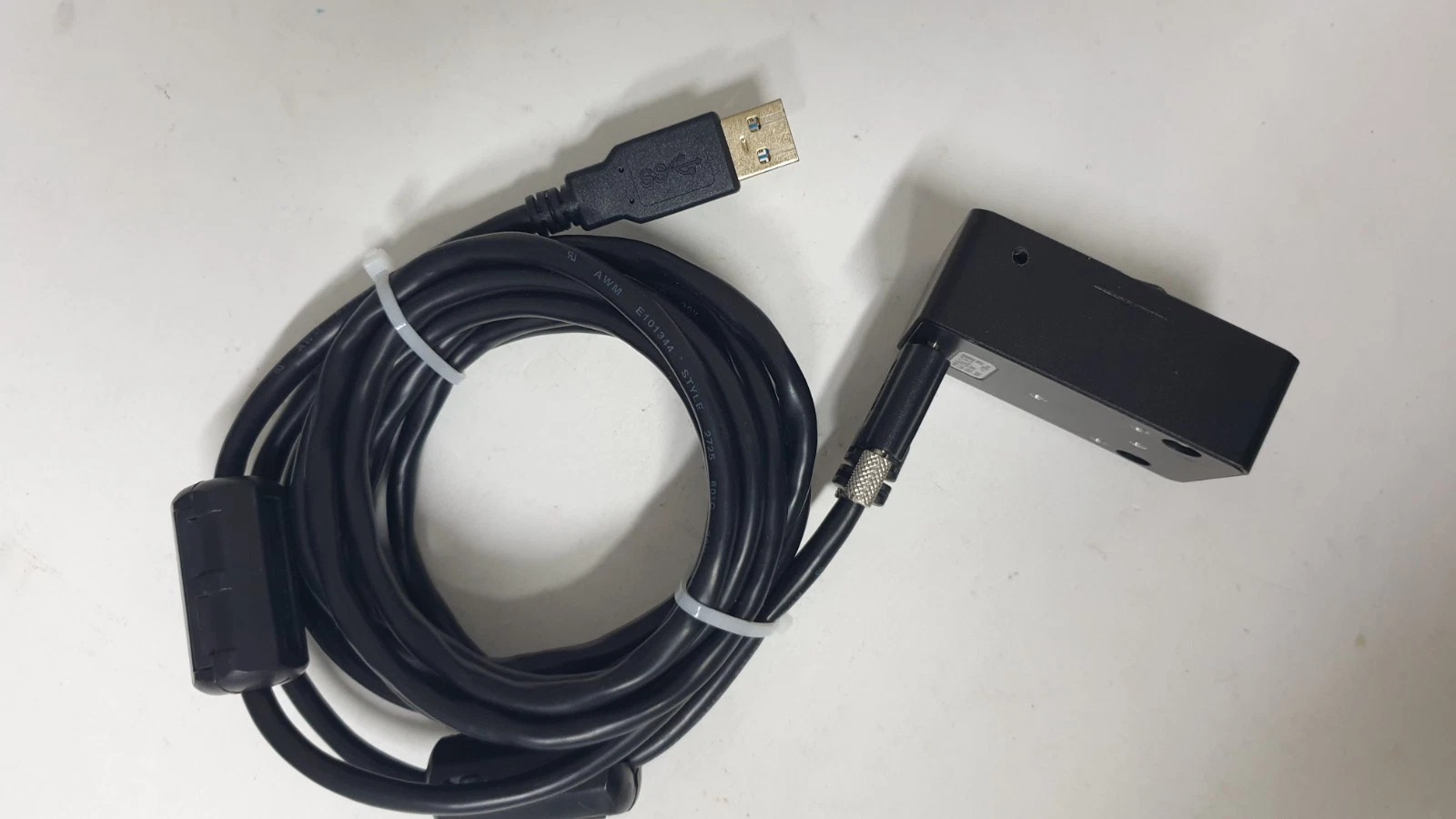 MYTHEN2 R 1D module with thumbscrew cable connector and USB-A plug