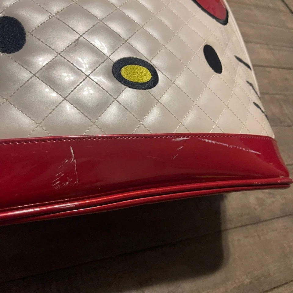 Bolso Loungefly Sanrio Hello Kitty 2012 grande abovedado rojo/blanco Foto 2 de 4