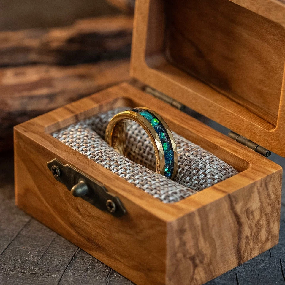 Женское обручальное кольцо из зеленого опала с метеоритом золотое кованое вольфрамовое 6 мм - Изображение 2 из 4