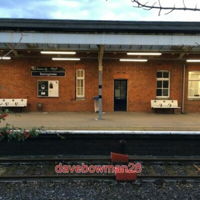 FOTO BASINGSTOKE PLATTFORM 5 - BASINGSTOKE DER LESEDIENST DER F BETREIBT
