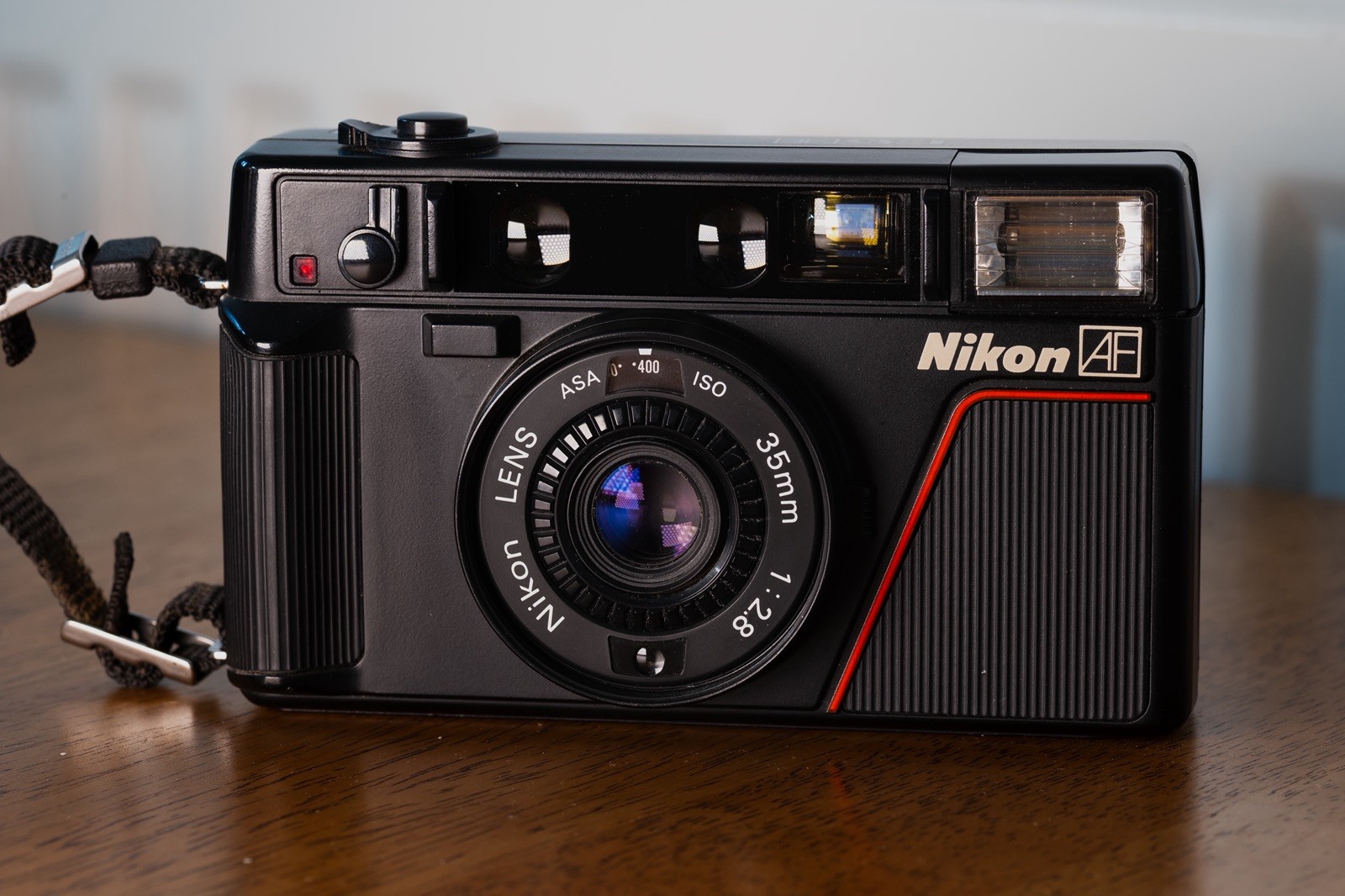 Nikon L35AF 400 ISO 35mm Point & Shoot Film Camera W/ NEW LIGHT SEALS l35