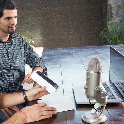 Logitech Creators Blue Yeti USB Microphone for Streaming, Gaming