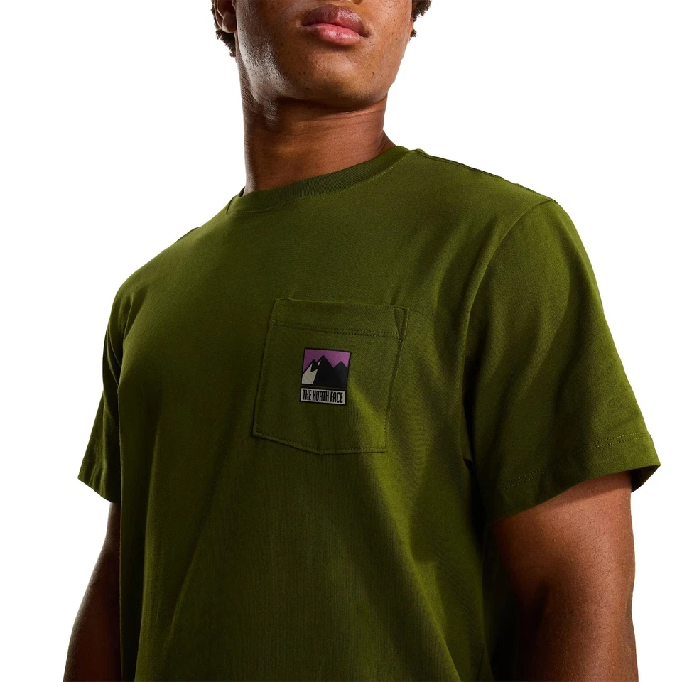 The North Face - Camiseta para hombre con logotipo de montaña relajado, verde código NF0A8GUUBRI - Imagen 3 de 4