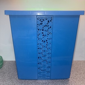 Vntg Flower Plastic Blue Daisy FESCO Trash Can Waste Bin 14” W 11” D 16” T MCM