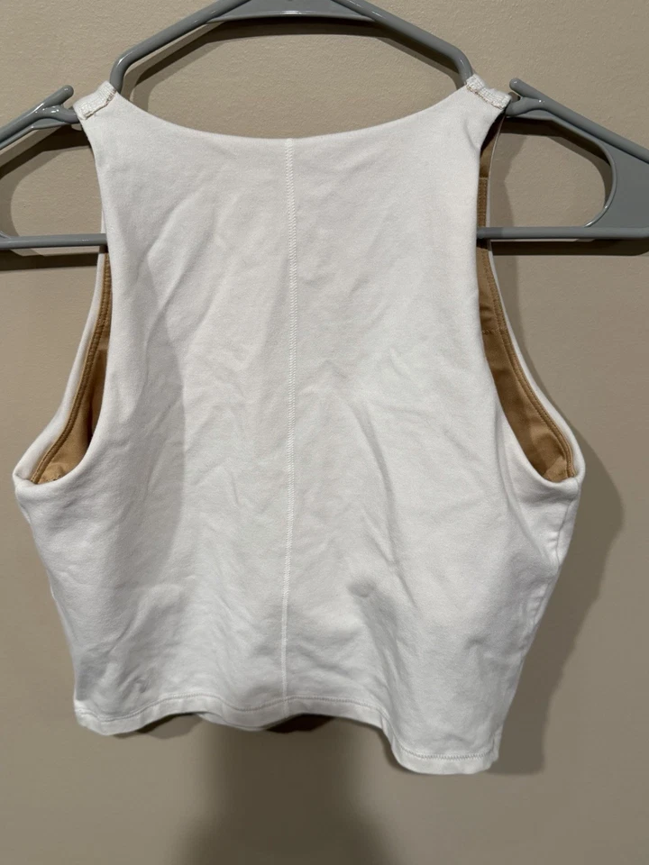Old Navy Active PowerChill cropped tank top in white. Medium pre-owned. - Image 3 of 3