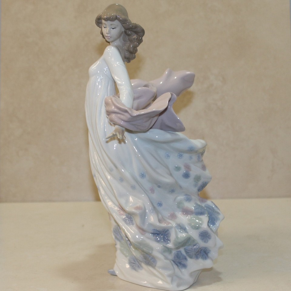 Lladro Figurine, Spring Splendor, (5898) 11.7